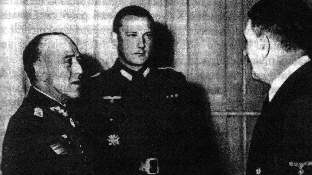 Hoffman, en una reunión con Hitler (Imagen https://www.eldiario.es/)